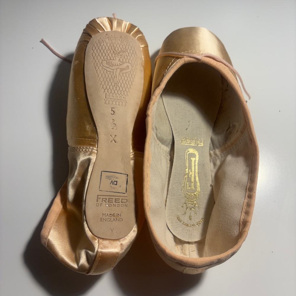 Ballet Pointe Shoes: Freed of London, size 5, single X
